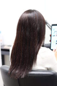縮毛矯正をかける前の髪がまとまらない女性